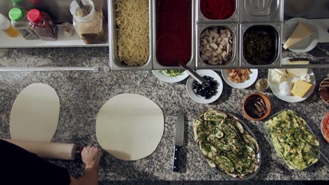 proceso de preparación de pizza en la cocina de un restaurante