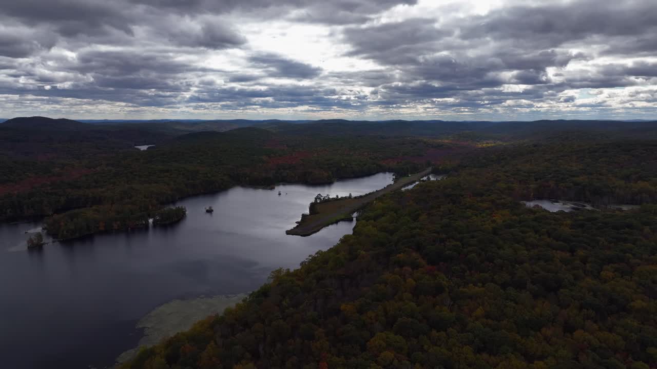 vista aérea del campo en stormville, nueva york en un día nublado en el otoño con el estanque negro a la vista