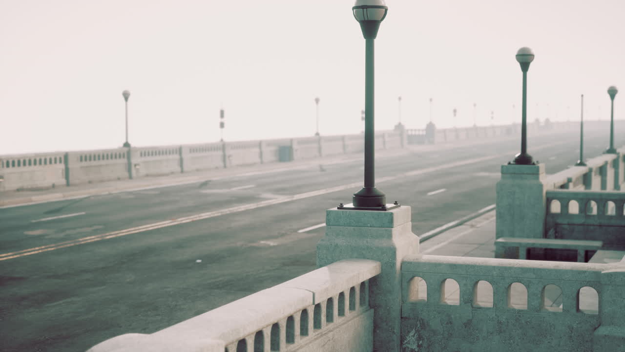 Ponte vuoto nella nebbia