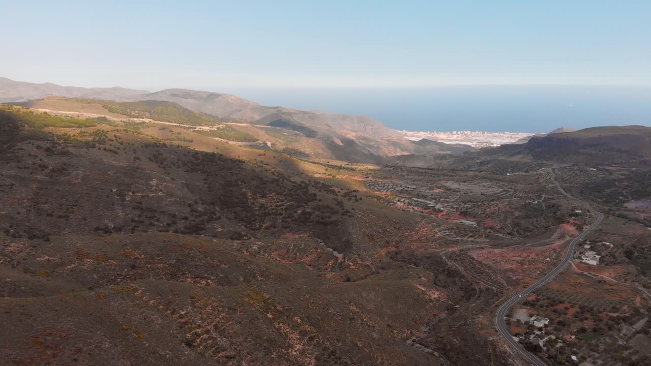 Le montagne vicino ad Almeria nel sud della Spagna con le serre sullo sfondo. Ripresa aerea.