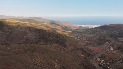 Las-Montañas-Cerca-De-Almería-En-El-Sur-De-España-Con-Al-Fondo-Los-Invernaderos,-Tiro-Aéreo