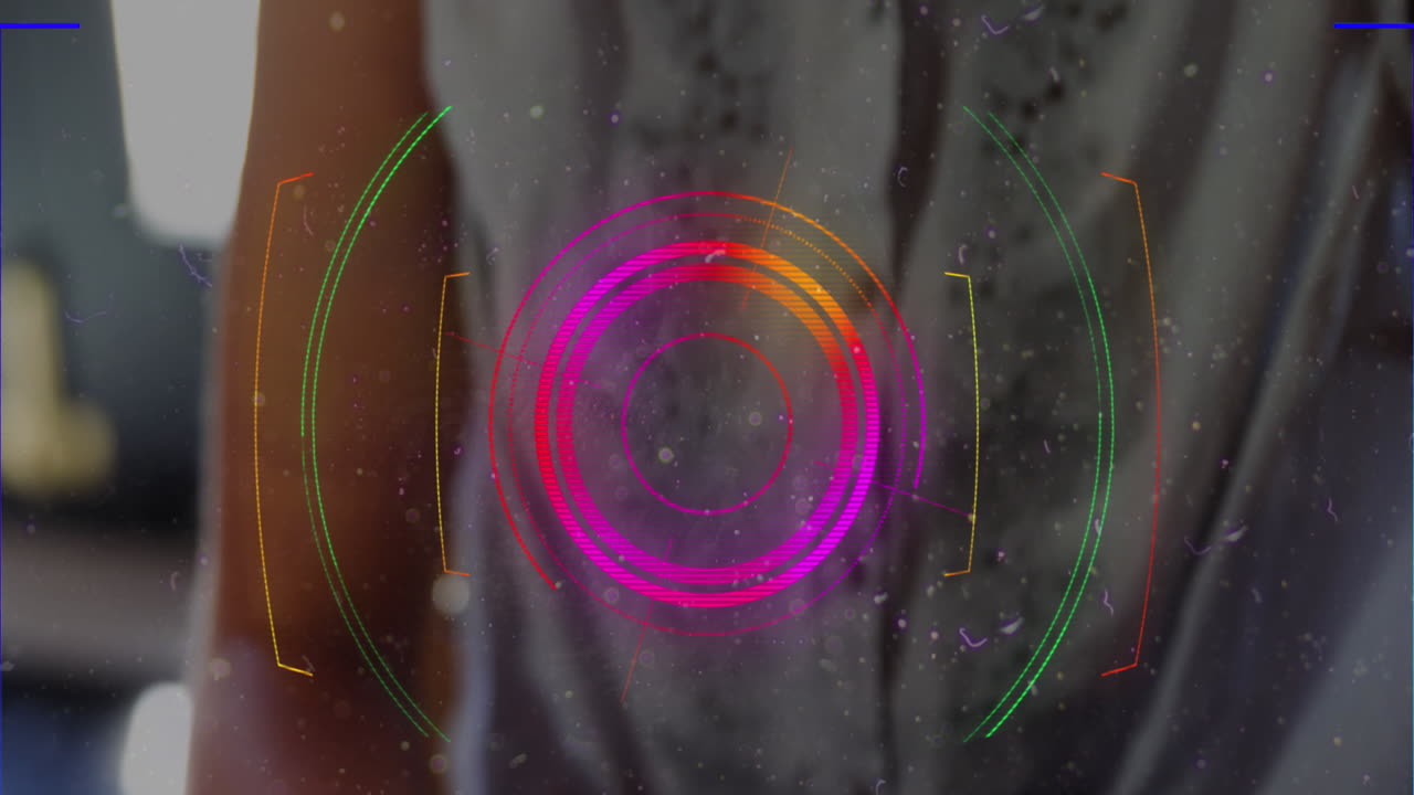 escáner de alcance de neón y rastros de luz contra la sección media de la mujer usando una tableta digital