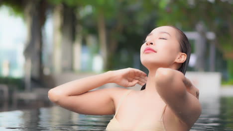 전용 리조트 수영장에서 젖은 머리를 뒤로 넘기는 것만큼 기분 좋은 일은 없습니다.