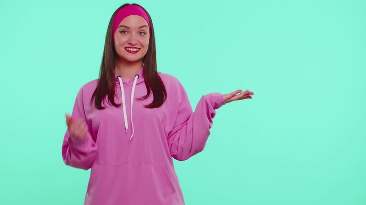 Ragazza che indica uno spazio vuoto, area pubblicitaria per testo commerciale, spazio per la promozione di prodotti.