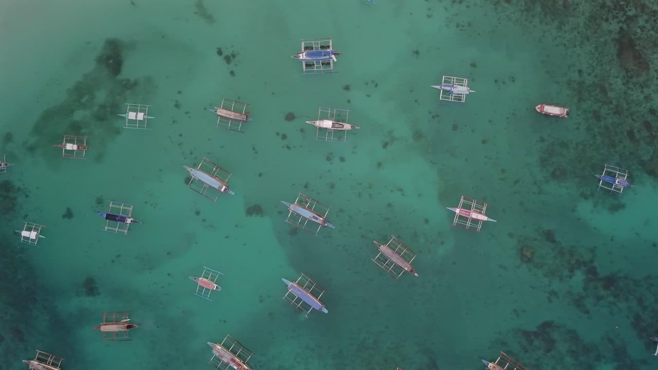 보라카이, 많은 보트가 커를 고 있습니다. 푸른 푸른 물, 산호를 볼 수 있습니다. 공중, 오른쪽, 높은 각도