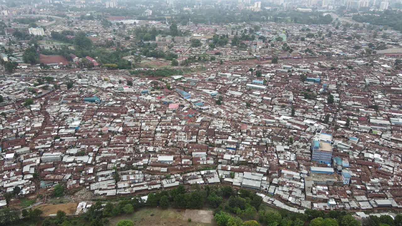 barrio pobre de kibera en el barrio de nairobi, kenia