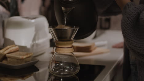 vertiendo café sobre el filtro