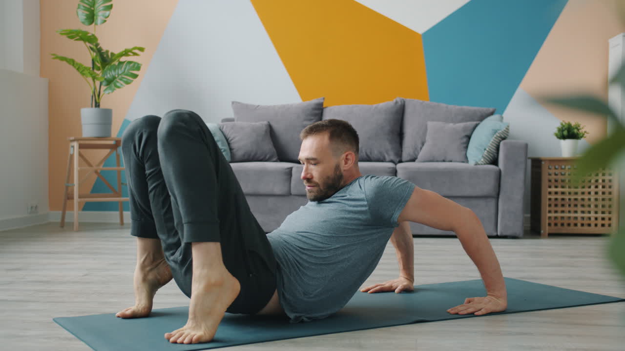 hombre haciendo yoga en casa