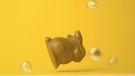 conejo de pascua de chocolate y huevos
