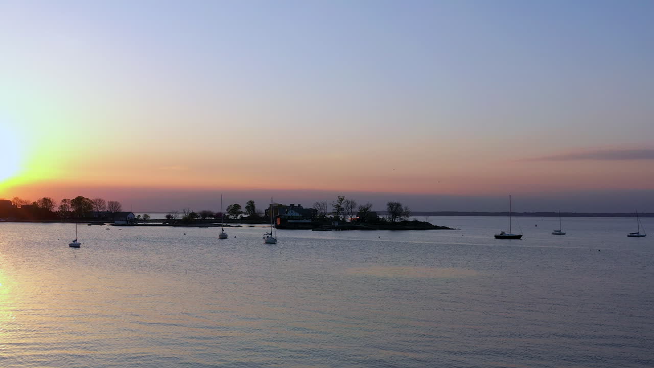una toma de gran angular de un hermoso amanecer en un cielo colorido