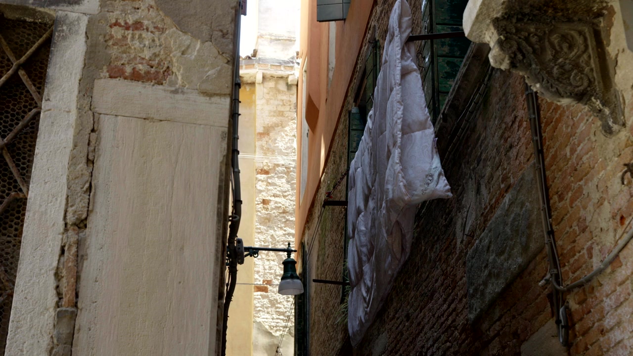 Autentica scena veneziana con bucato steso sul balcone