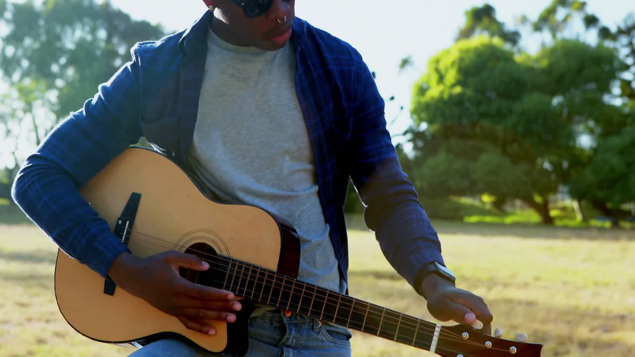 페스티벌 4k에서 기타를 연주하는 남자