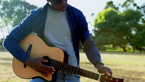 hombre tocando la guitarra en el festival 4k