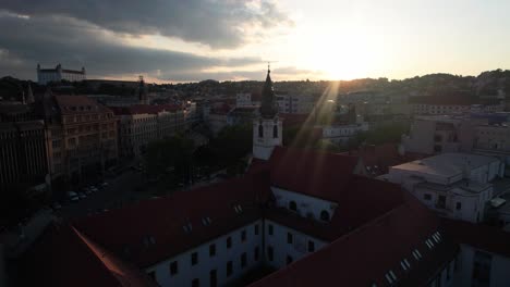 Aufbau-Einer-Drohnenaufnahme-über-Bratislava-Und-Der-Atemberaubenden-Burg-In-Der-Slowakei