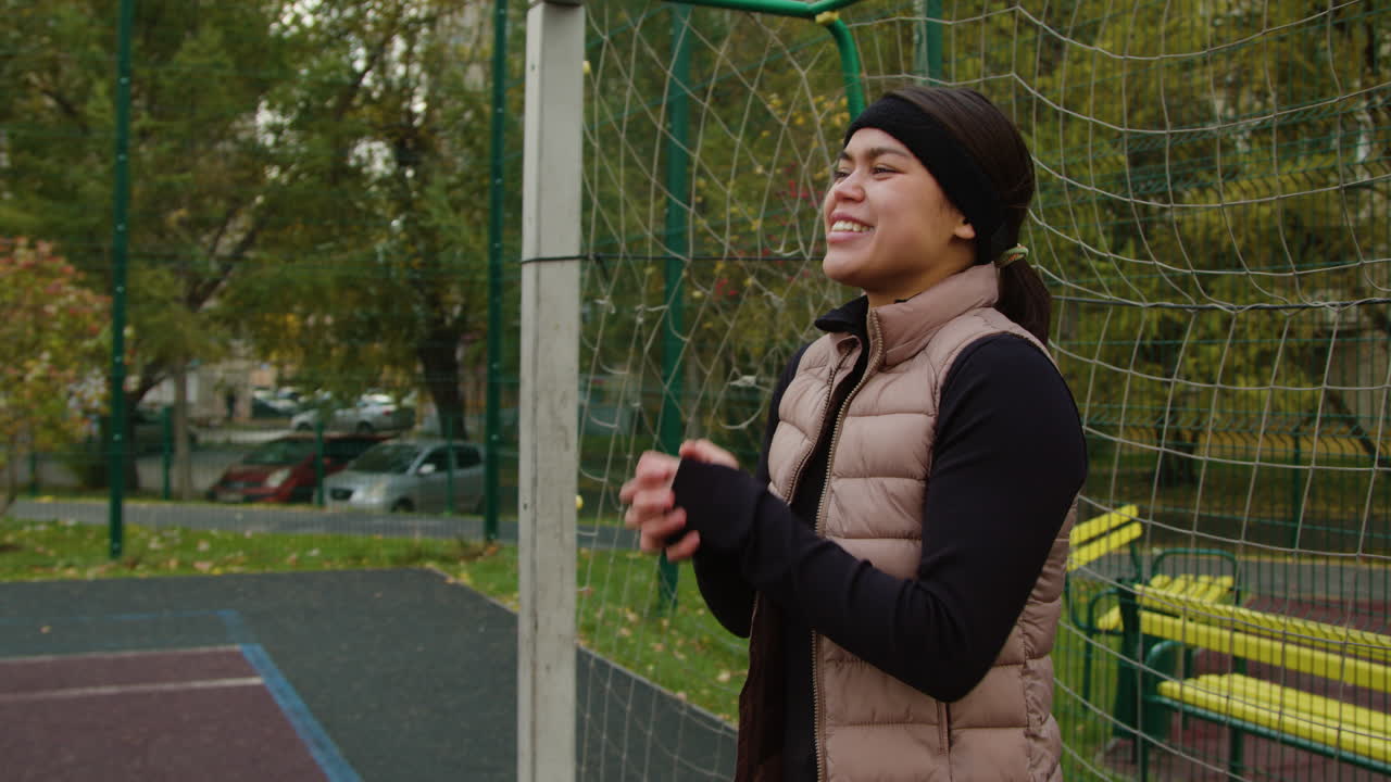 골키퍼가 공을 고 있다