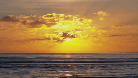 Friedliche-Seelandschaft-Bei-Dramatischem-Sonnenuntergang.-Statisch