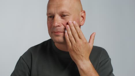 hombre aplicando crema facial o lavado