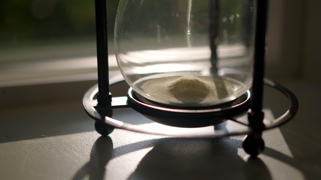 песочные часы с исчерпавшимся песком