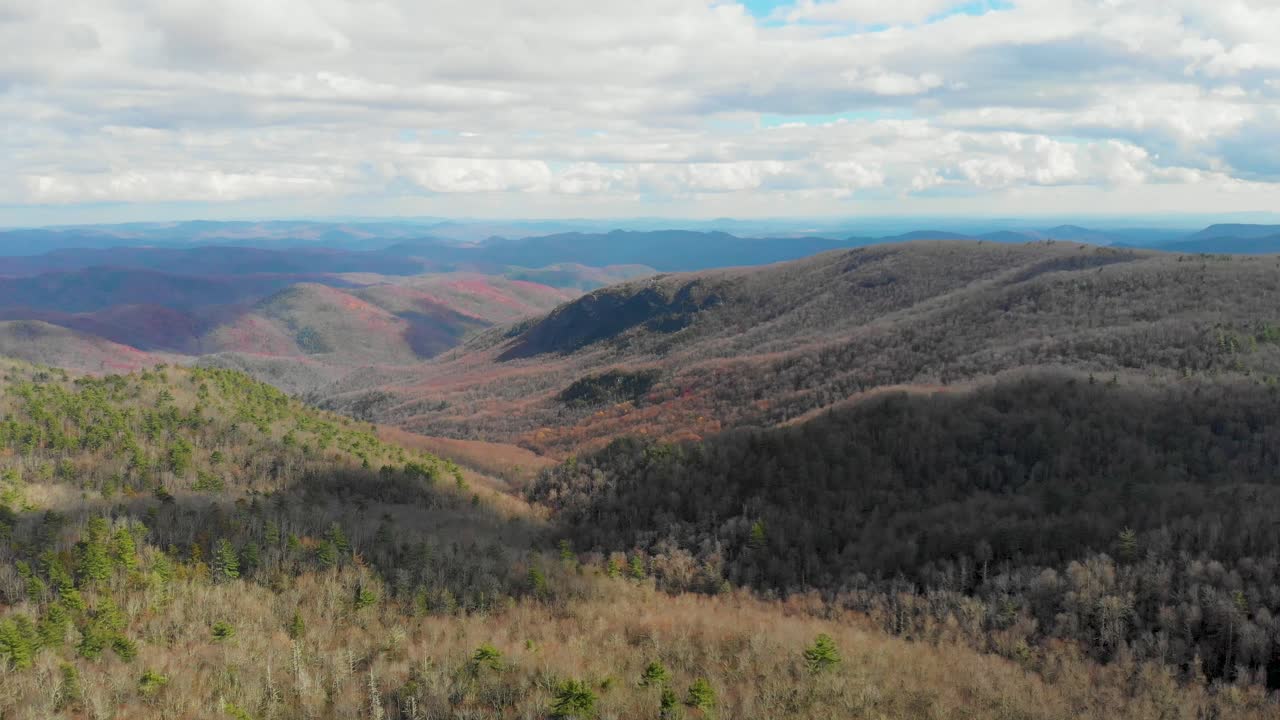 video aéreo de drones de 4k de los acantilados de la cala perdida en la avenida blue ridge cerca de linville, nc