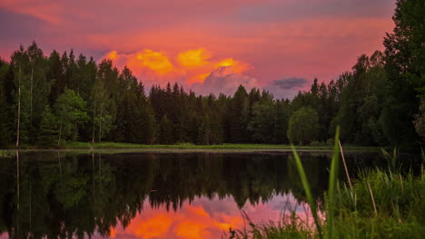 Tiro-Del-Cielo-Del-Atardecer-Dramático-Movimiento-De-Nubes-De-Cúmulos-Hinchados-En-Timelapse