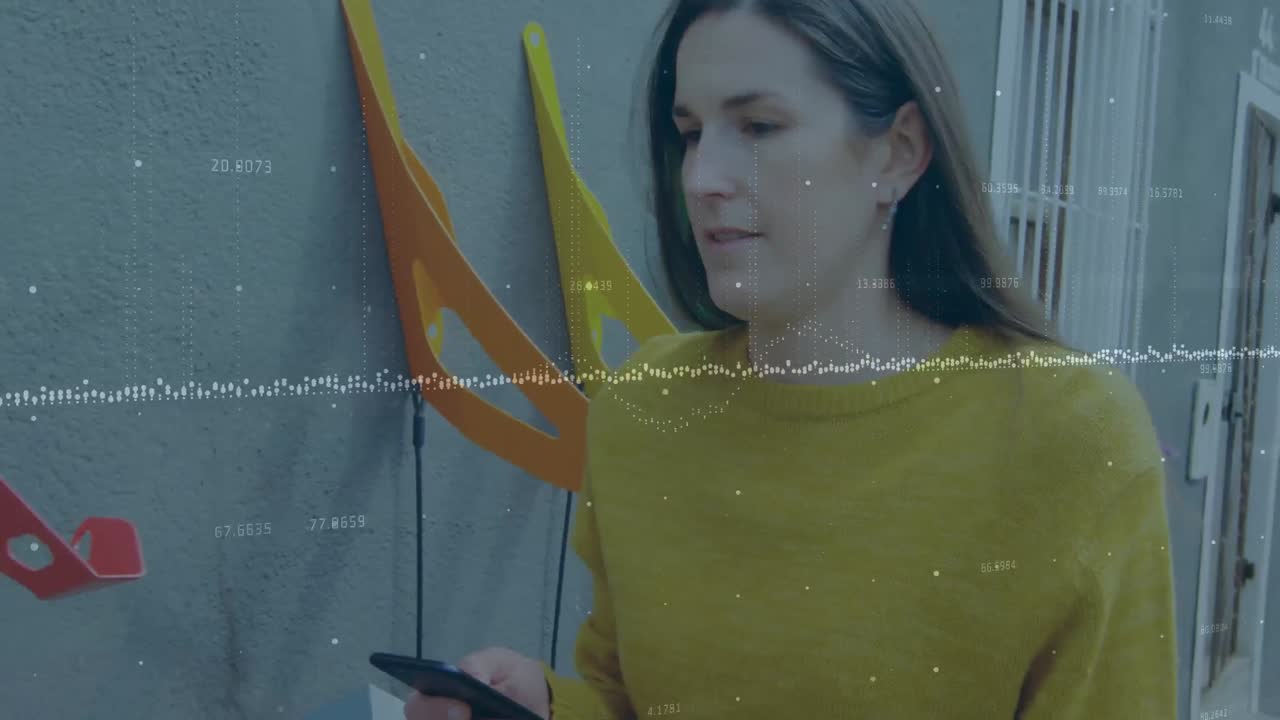 múltiples números cambiantes y gráficos estadísticos contra mujeres caucásicas que usan teléfonos inteligentes