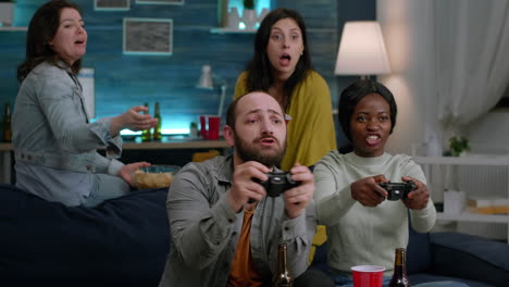 mujer afroamericana perdiendo videojuegos contra un jugador durante una competencia en línea