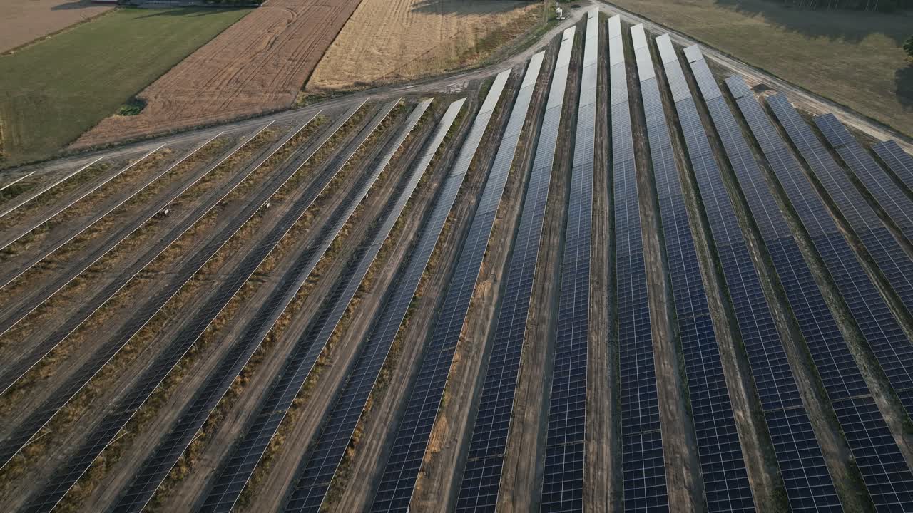 Luftoptagelser af solpanelbasestation: Fotovoltaisk og vedvarende energiforsyning.