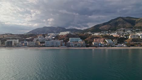 Vista-Panorámica-Aérea-De-Benalmádena,-Al-Sur-De-España,-En-Un-Día-Nublado