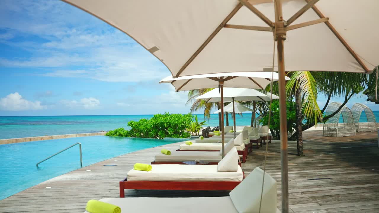 해변 에 있는 열대 해변 휴양지 의 넓은 사진