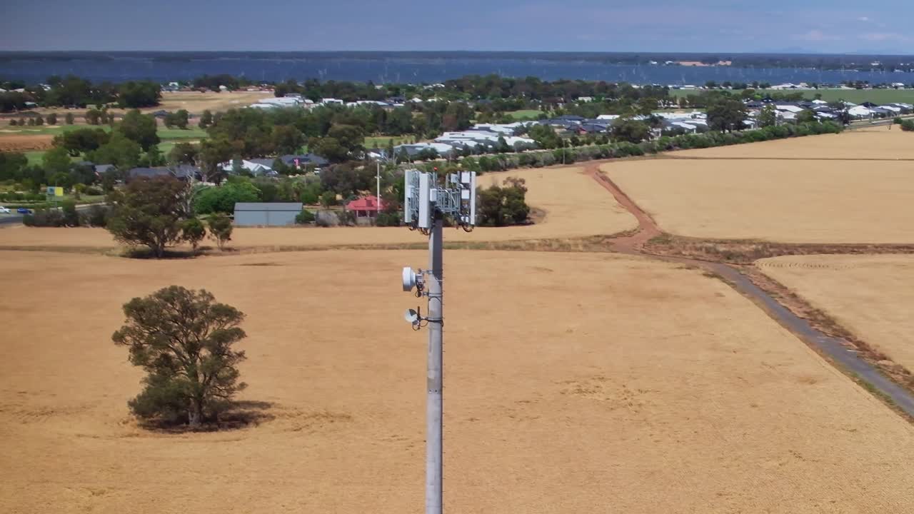 órbita de la torre de telefonía móvil en yarrawonga con el lago mulwala y el campo de golf black bull más allá