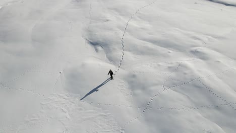 Ein-Einzelner-Mann-Wandert-Mit-Seinen-Schneeschuhen-Mitten-In-Den-Schneebedeckten-Italienischen-Bergen