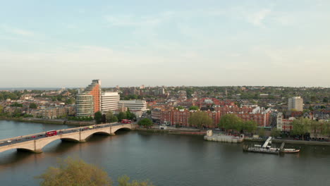 Toma-Aérea-Hacia-Putney-Riverside-Oeste-De-Londres