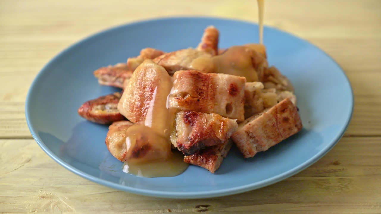 접시에 코코넛 카라멜 소스와 구운 바나나