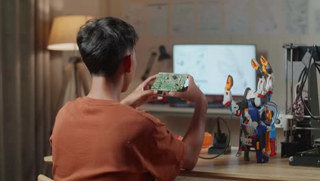 un adolescente construyendo un brazo robótico