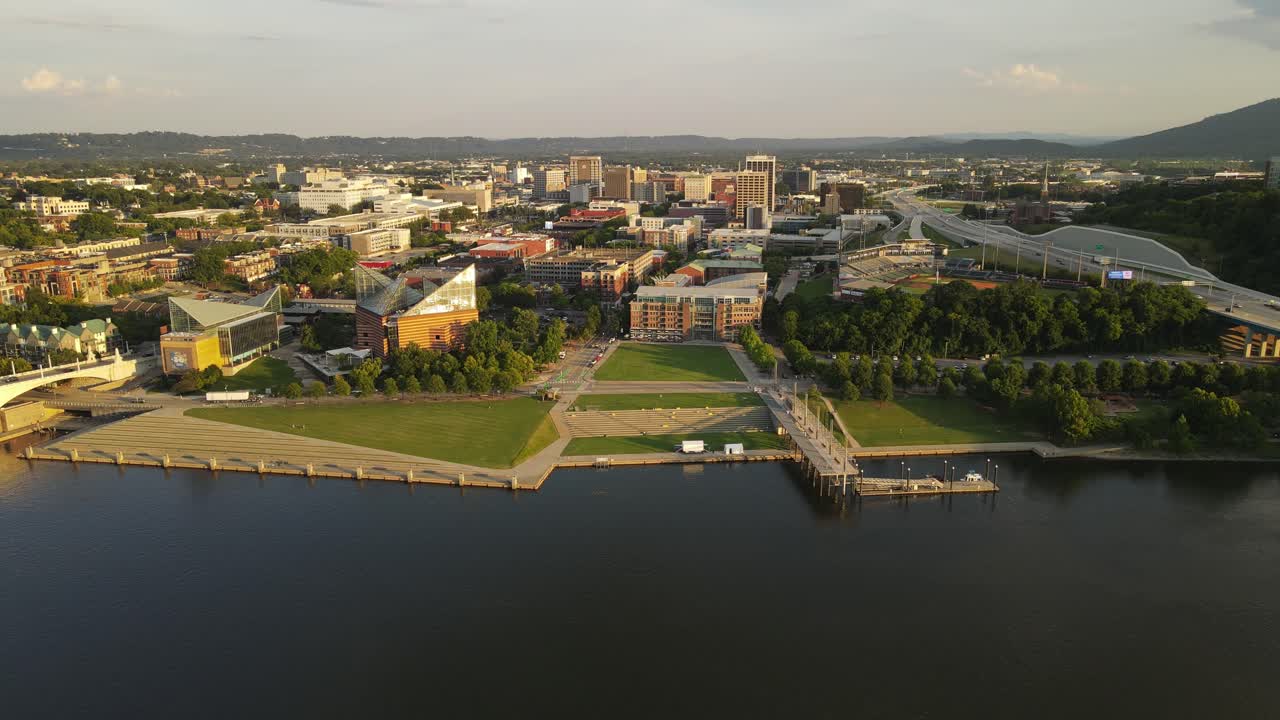 Sponda sud di Chattanooga e edificio dell'Acquario, vista aerea con drone