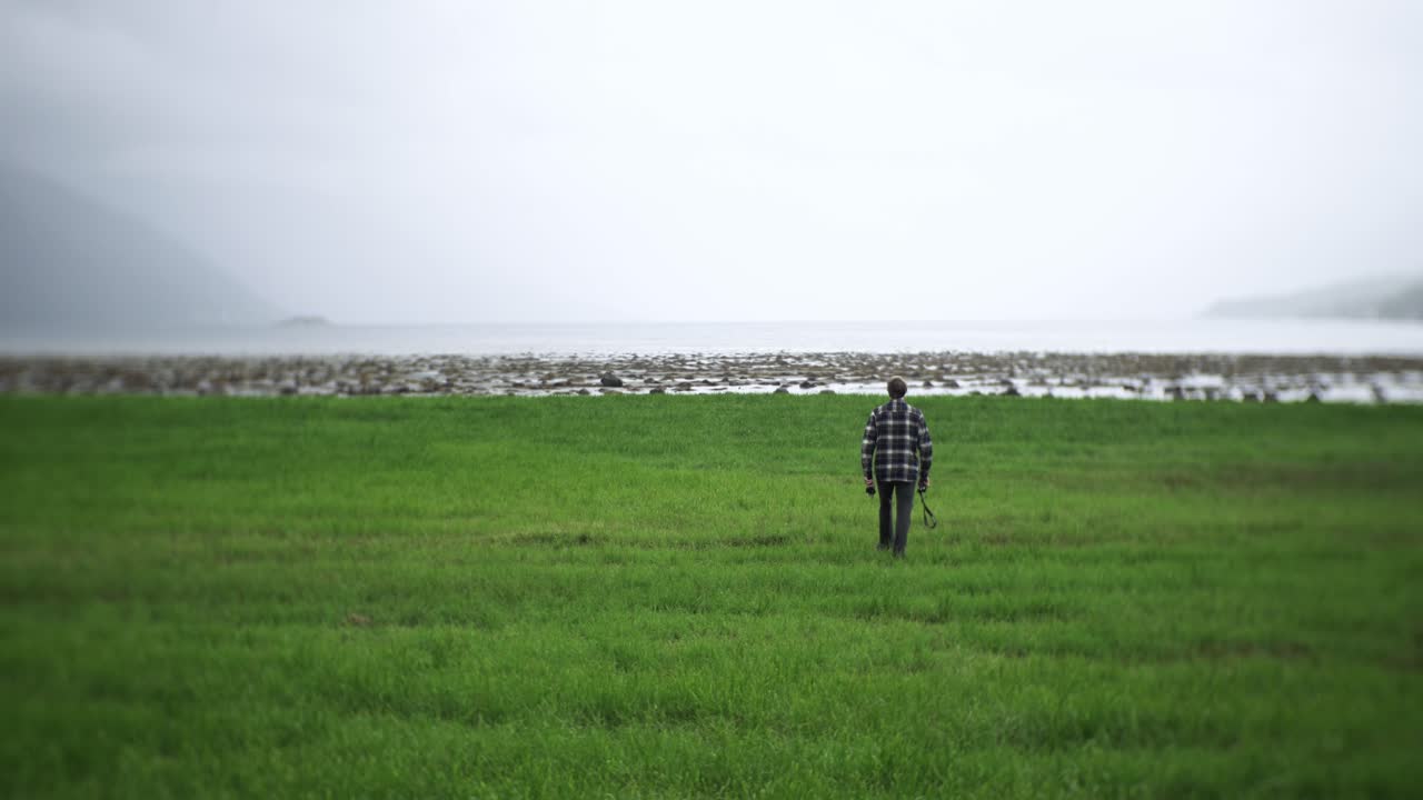 노르웨이, 유럽의 아름다운 잔디밭을 걷고 있는 남자