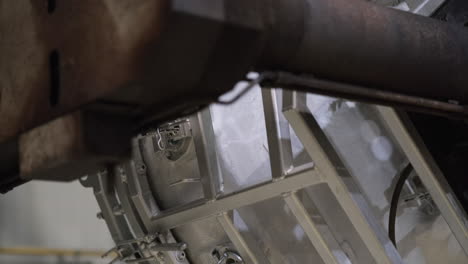 primer plano de una máquina de moldeo rotacional giratoria, fabricación de plástico