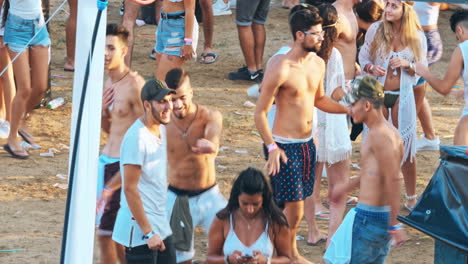 grupo de amigos divirtiéndose y bailando en la playa