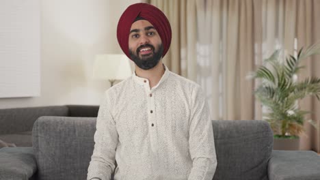hombre indio sikh feliz viendo la televisión