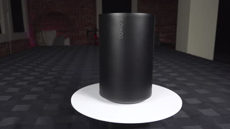 Close-up-view-of-the-Sonos-Era-100-on-a-rotating-table