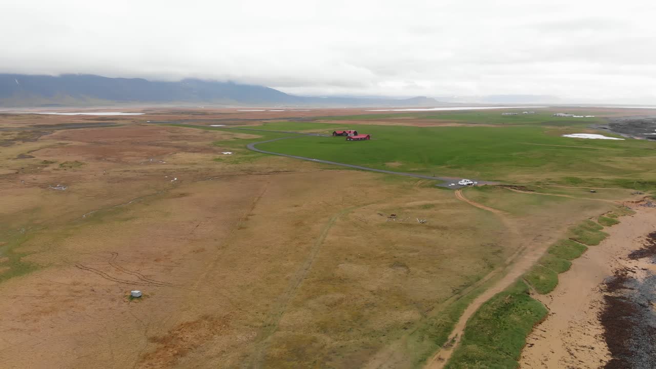 imágenes aéreas sobre la playa de ytri tunga en islandia