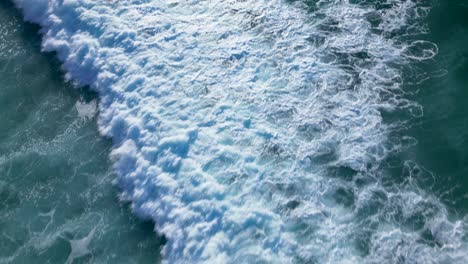 vista aérea de las olas del océano en el lugar de surf en praia de caion, galicia, españa