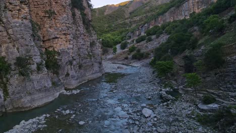 Avance-Aéreo-A-Través-Del-Cañón-Langarica-Río-Vjose-Permet,-Albania