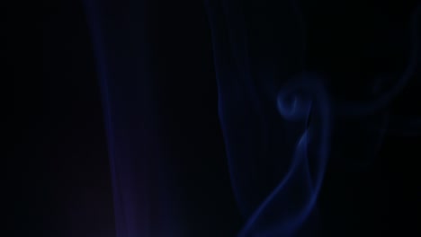 colores humo en fondo oscuro