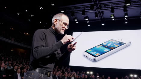 steve jobs presenting the iphone