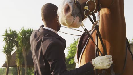 hombre afroamericano listo para montar su caballo de doma