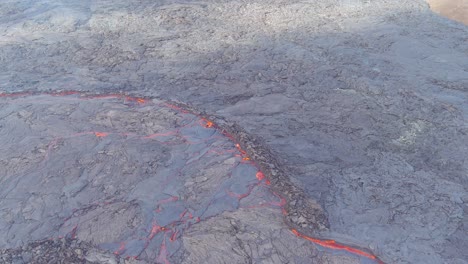 inclinación lenta hacia arriba de los campos de lava y flujos cerca de la erupción explosiva volcánica del volcán fagradalsfjall en islandia