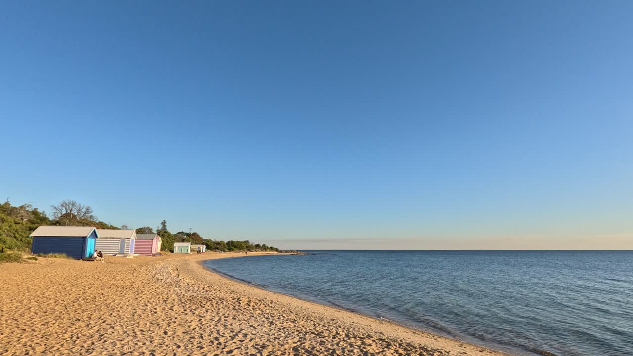 cabañas de playa coloridas a lo largo de la serena playa de brighton