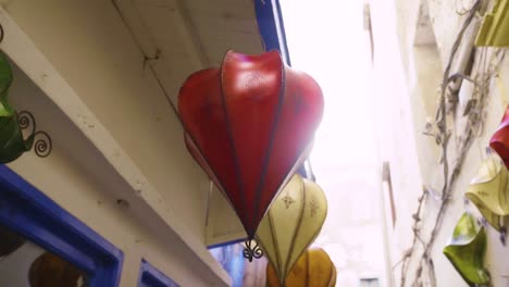 Linterna-roja-colgando-en-el-callejón