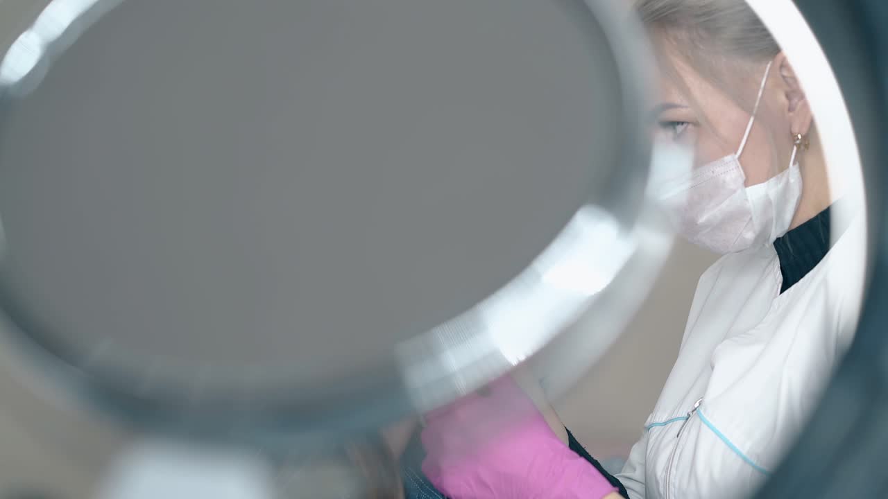 pasado movimiento cosmetólogo profesional pintura mujer cejas